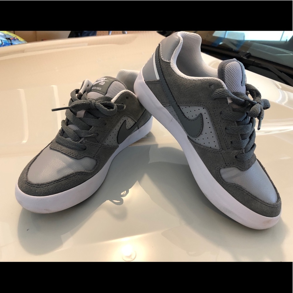 Nike Boys Delta Force Vulc Athletic grey sneakers
